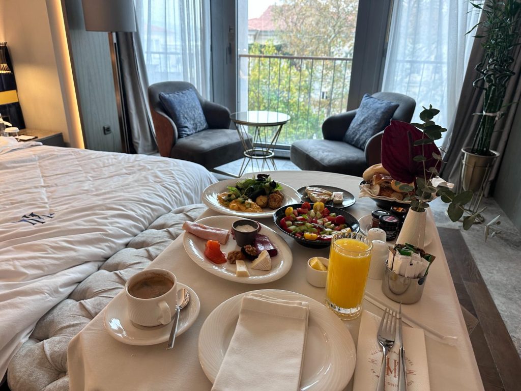 Frukosten på The Maestro Hotel